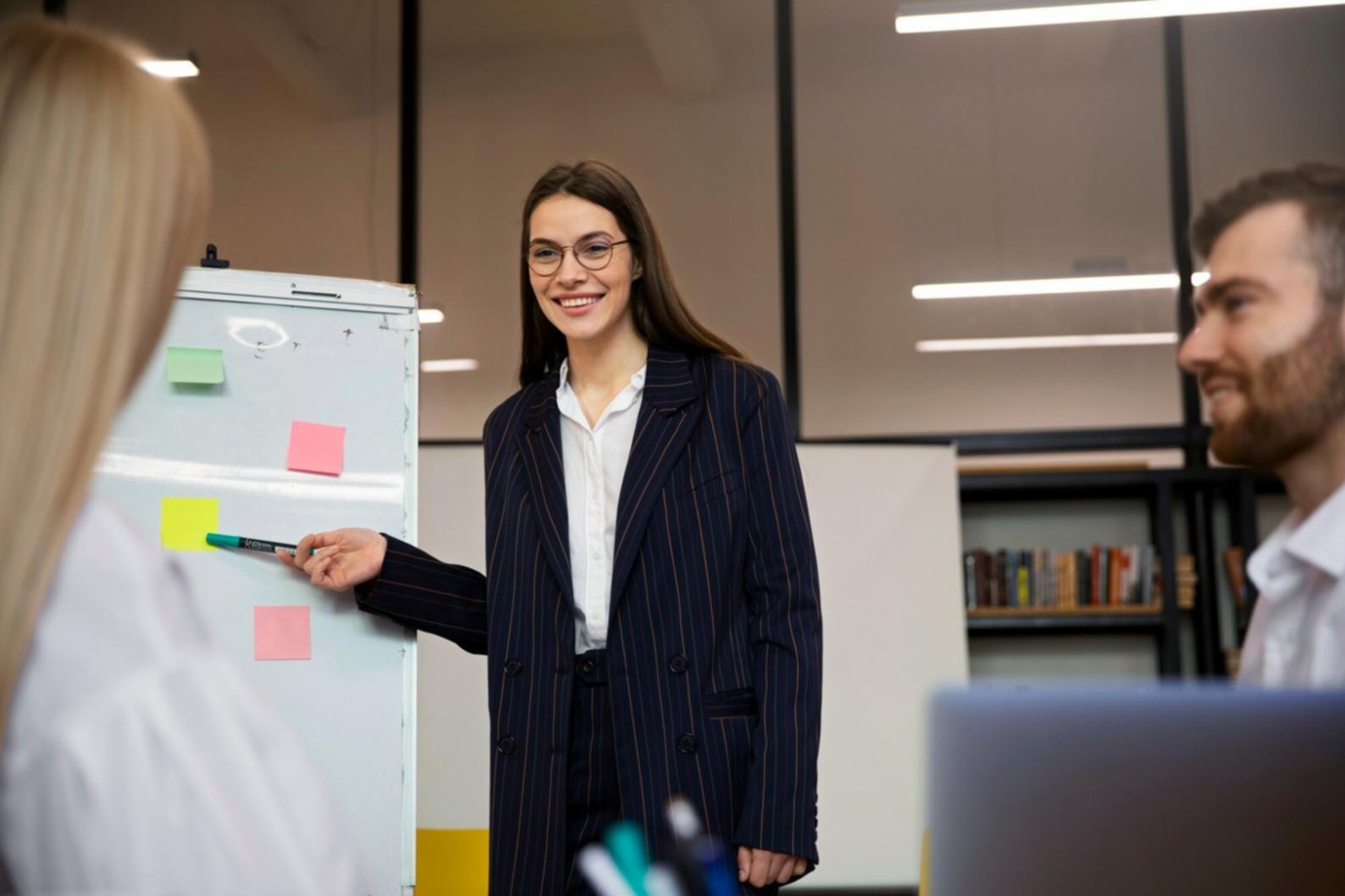 Espace de travail pour entrepreneur digital avec documents financiers