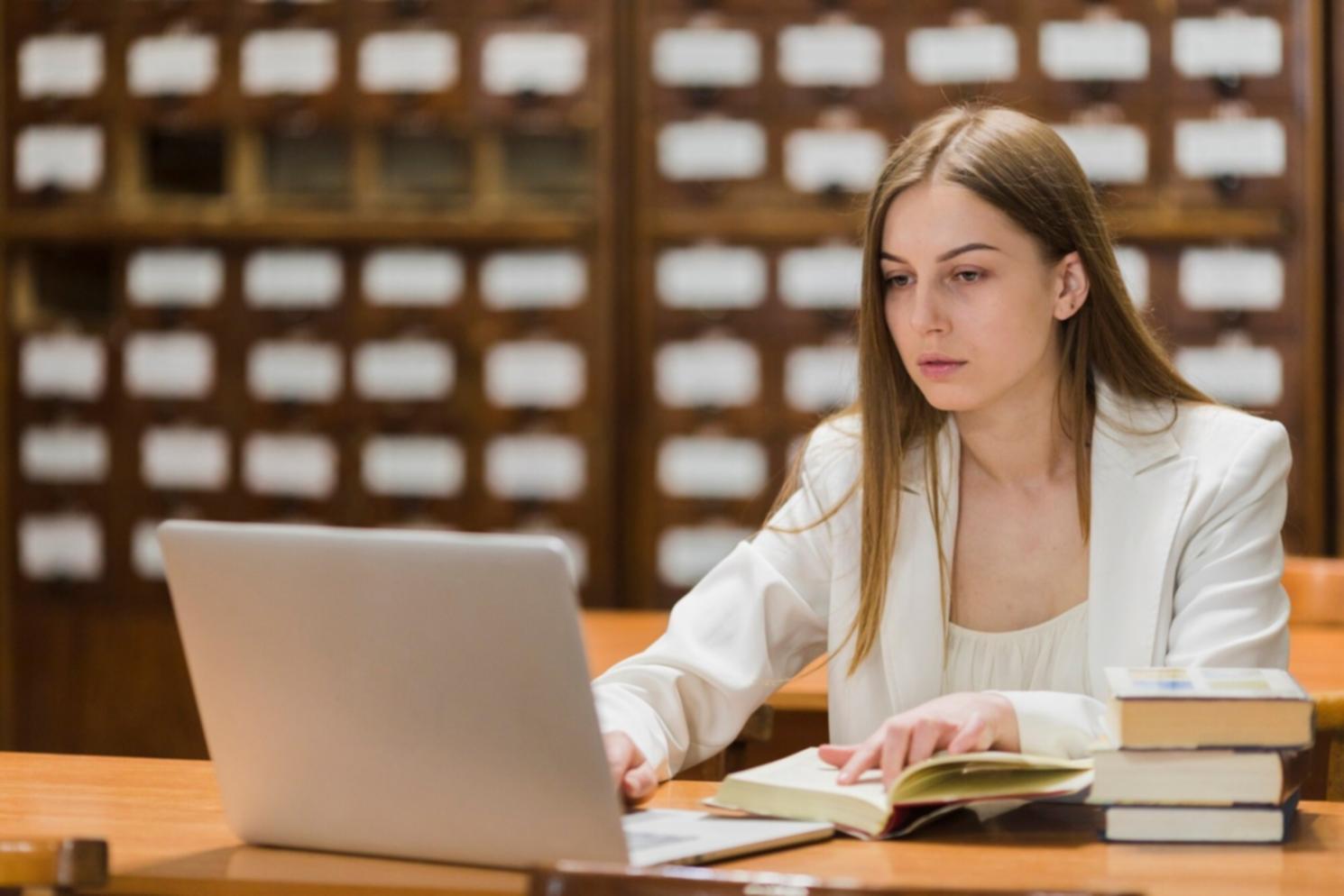 Espace de travail moderne pour entrepreneur digital